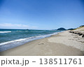 初夏の海　砂浜と浪打際  138511761