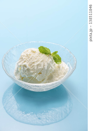 青い皿にバニラアイスクリーム2スクープ 木のスプーンとミント添え 清涼感のある夏のデザート素材 青い皿にバニラアイスクリーム2スクープ 木のスプーンとミント添え 清涼感のある夏のデザート素材 138511846