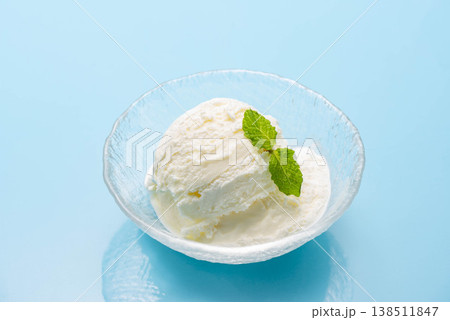 青い皿にバニラアイスクリーム2スクープ 木のスプーンとミント添え 清涼感のある夏のデザート素材 138511847