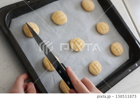 メロンパンクッキーの網目作業 メロンパンクッキーの網目作業 138511873