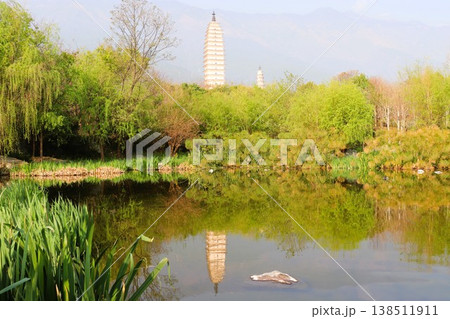 崇聖寺三塔の風景 大理古城 雲南省 中国 アジア 崇聖寺三塔の風景 大理古城 雲南省 中国 アジア 138511911