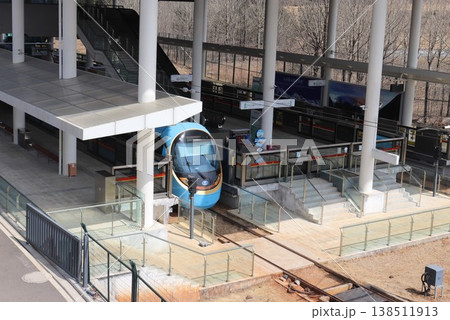 昨年開業した玉龍雪山観光鉄道の電車　玉龍雪山駅　雲南省　中国　アジア 138511913