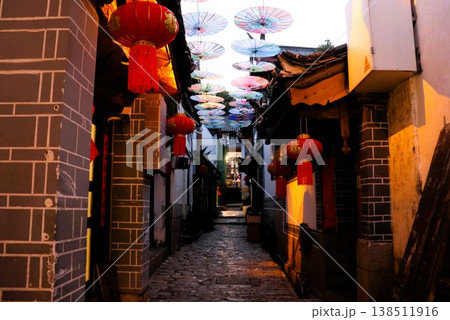 世界遺産 麗江の町並み 路地 夜景 雲南省 中国 アジア 世界遺産 麗江の町並み 路地 夜景 雲南省 中国 アジア 138511916