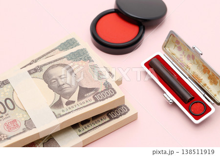 印鑑と一万円札  138511919