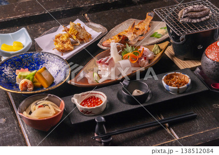 日本の新鮮な食材で作る美しい料理 138512084