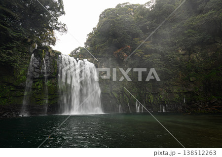 神秘的な滝　神川大滝公園 138512263