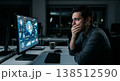 夜のオフィスでデータ分析画面を見つめ不安げな男性 138512590