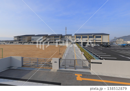 三豊市立豊中小学校(令和8年4月開校)正面外観 三豊市立豊中小学校(令和8年4月開校)正面外観 138512879