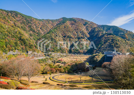 川根本町の長島ダム周辺の紅葉の風景(静岡県) 138513030