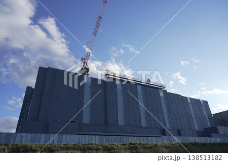 建設現場のクレーンと建設中の新しいビル たがの杜小中学校 建設現場のクレーンと建設中の新しいビル たがの杜小中学校 138513182