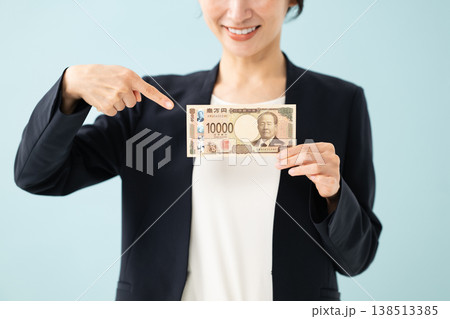お札を持つ女性 138513385