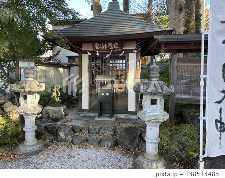 埼玉県秩父市の神社、秩父今宮神社にある役尊神祠(行者堂)です。 埼玉県秩父市の神社、秩父今宮神社にある役尊神祠(行者堂)です。 138513483