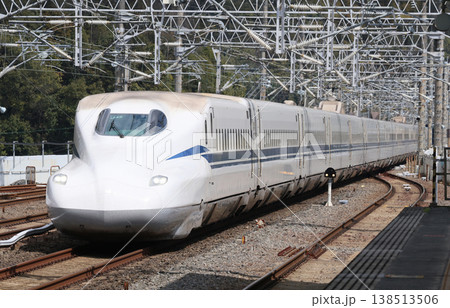 新岩国駅を通過するN700Sのぞみ 138513506