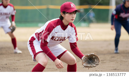 女子ソフトボール選手の試合風景 138513777