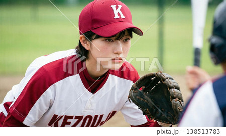 女子ソフトボール選手の試合風景 138513783
