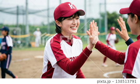 女子ソフトボール選手の試合風景 138513791