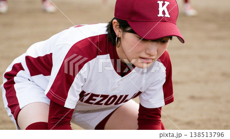 女子ソフトボール選手の試合風景 138513796