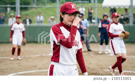 女子ソフトボール選手の試合風景 138513801