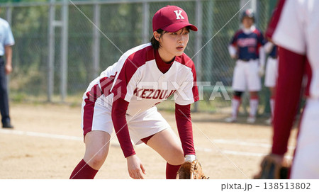 女子ソフトボール選手の試合風景 138513802
