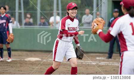 女子ソフトボール選手の試合風景 138513808