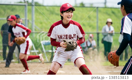 女子ソフトボール選手の試合風景 138513813