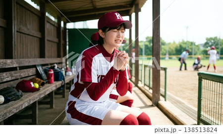 女子ソフトボール選手の試合風景 138513824