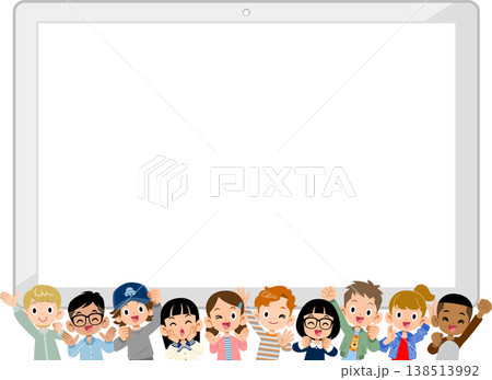 多国籍、多人数の元気な10人の小学生の男女と空欄のタブレット 138513992