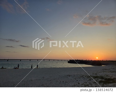 沖縄　宮古島の海に沈む夕日 138514072
