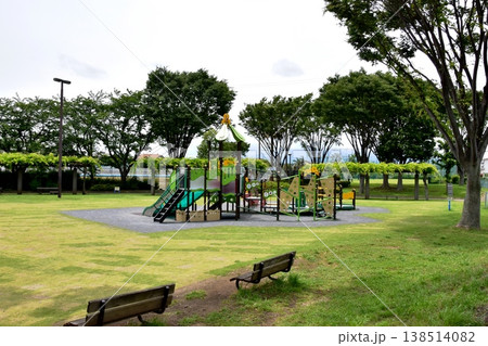 神奈川県藤沢市 秋葉台公園のトリム広場と遊具と新緑 神奈川県藤沢市 秋葉台公園のトリム広場と遊具と新緑 138514082