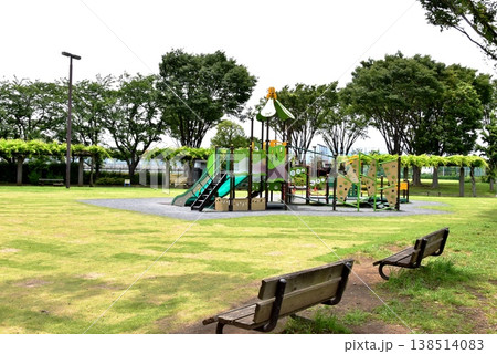 神奈川県藤沢市 秋葉台公園のトリム広場と遊具と新緑 神奈川県藤沢市 秋葉台公園のトリム広場と遊具と新緑 138514083