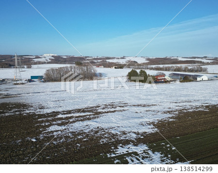 北海道大空町の朝日ヶ丘公園から雪原風景の空撮 北海道大空町の朝日ヶ丘公園から雪原風景の空撮 138514299