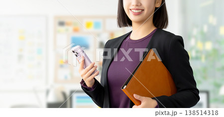 スマートフォンを持つ笑顔の女性・ビジネスウーマン スマートフォンを持つ笑顔の女性・ビジネスウーマン 138514318