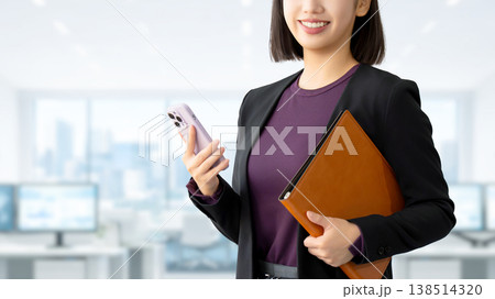 スマートフォンを持つ笑顔の女性・ビジネスウーマン スマートフォンを持つ笑顔の女性・ビジネスウーマン 138514320