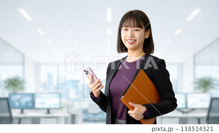 スマートフォンを持つ笑顔の女性・ビジネスウーマン 138514321