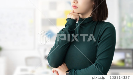 考えごとをする女性・ビジネスウーマン 考えごとをする女性・ビジネスウーマン 138514327