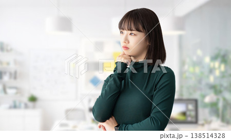 考えごとをする女性・ビジネスウーマン 138514328