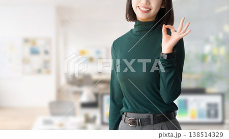 OKポーズをする女性・ビジネスウーマン 138514329