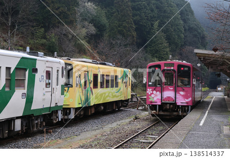 錦川鉄道　錦町駅の構内と気動車 138514337
