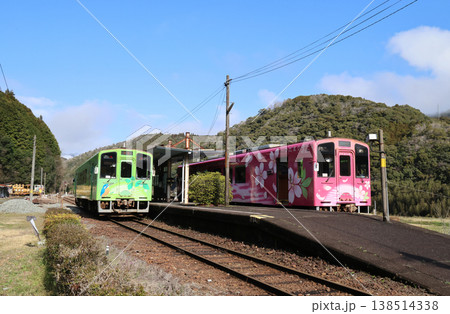錦川鉄道　北河内駅で交換する気動車 138514338