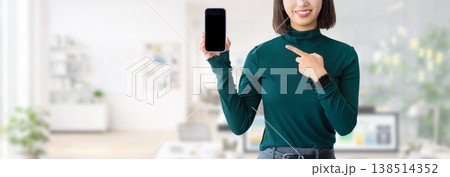スマートフォンを指差す女性・ビジネスウーマン スマートフォンを指差す女性・ビジネスウーマン 138514352