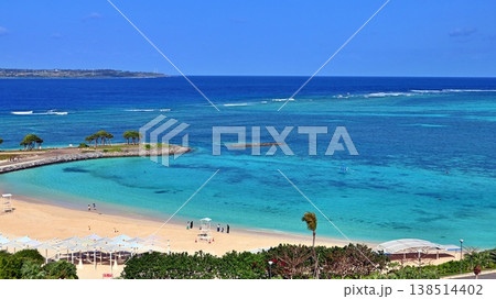 夏、沖縄の青空とエメラルドブルーの海を見渡す絶景 138514402