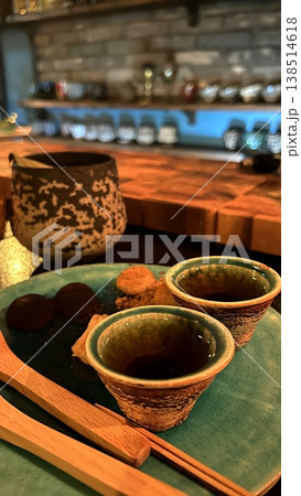 琉球焼きの器に注がれたカクテルとお茶 琉球焼きの器に注がれたカクテルとお茶 138514618
