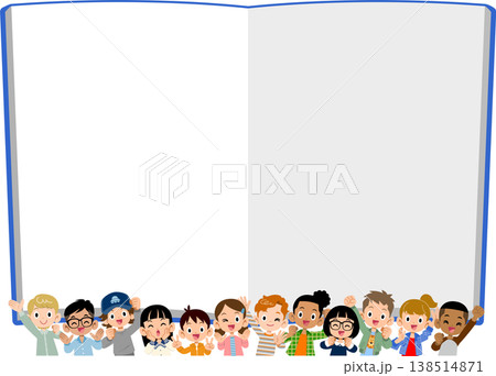空欄のノートと多国籍、多人数の元気な12人の子どもたちの上半身と 138514871
