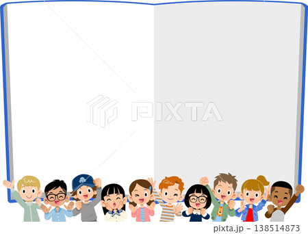 空欄のノートと多国籍、多人数の元気な10人の子どもたちの上半身と 空欄のノートと多国籍、多人数の元気な10人の子どもたちの上半身と 138514873