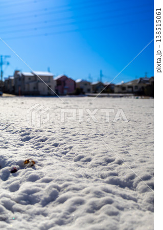 雪の積もった畑の景色 138515061
