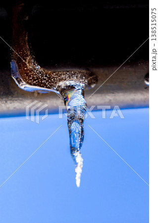 雨どいにあるつらら 138515075