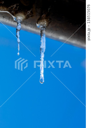 雨どいにあるつらら 雨どいにあるつらら 138515076