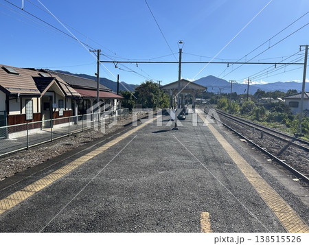 埼玉県秩父市の秩父鉄道の和銅黒谷駅のホームと入場する貨物機関車、507号です。 埼玉県秩父市の秩父鉄道の和銅黒谷駅のホームと入場する貨物機関車、507号です。 138515526