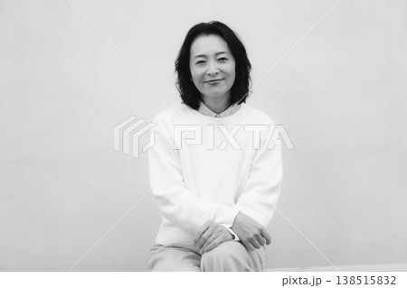 モノクロームな元気な実家の母のポートレート モノクロームな元気な実家の母のポートレート 138515832
