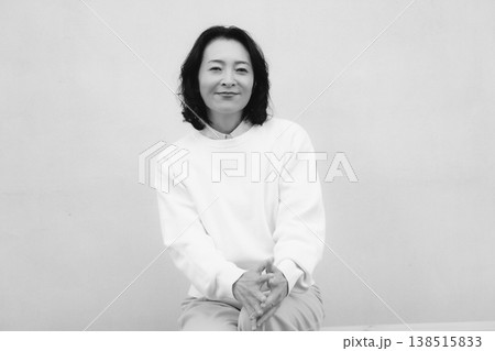 モノクロームな元気な実家の母のポートレート モノクロームな元気な実家の母のポートレート 138515833